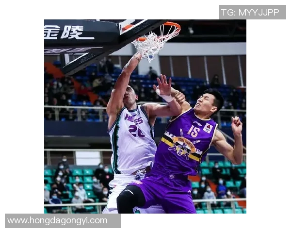 四川蓝鲸迎战上海球队全力争胜展现篮球魅力与激情对决 四川蓝鲸迎战上海球队全力争胜展现篮球魅力与激情对决